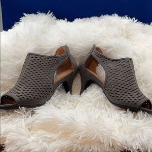 Brand new brown style and company heel 6.5